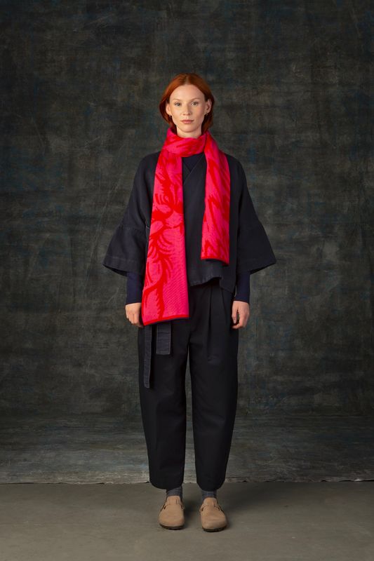 Wolvis | Azalea merino wool scarf maxi 200 x 40cm - red and pink - made in Belgium