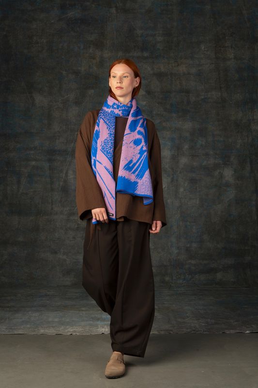 Wolvis | Aurata merino wool scarf maxi 200 x 40cm - cobalt blue and orchid mauve - made in Belgium