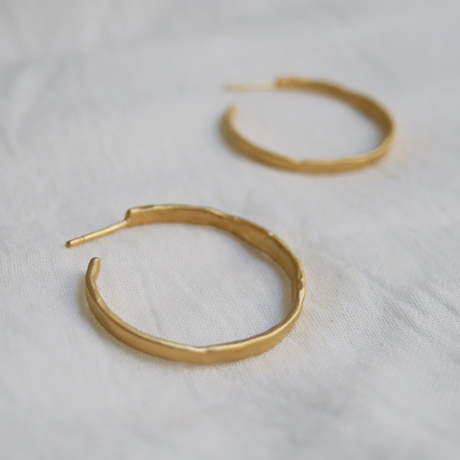 Joidart | Golden hoops Estergold medium 3cm - 24k matte gold metal - made in Barcelona