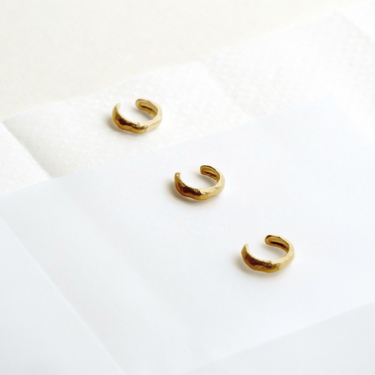 Joidart | Gold ear cuff Sauma 1,3cm - 24k matte gold metal - made in Barcelona