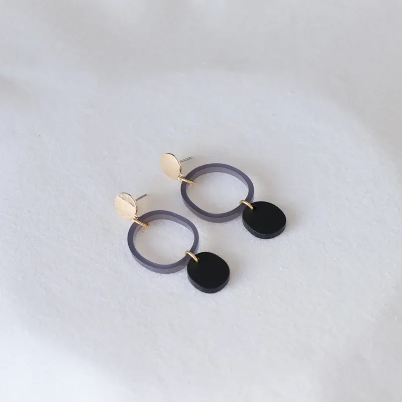 Studio nok nok | Gold studs with grey and black pendants  5,5cm - made in Belgium