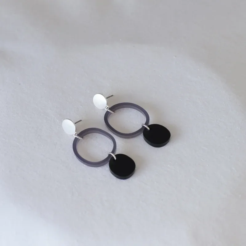 Studio nok nok | Silver studs with grey and black pendants  5,5cm - made in Belgium