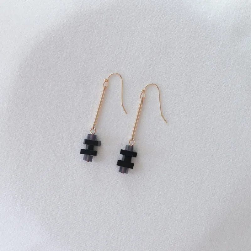 Studio nok nok | Gold earrings with little black cubes 5,1cm - made in Belgium