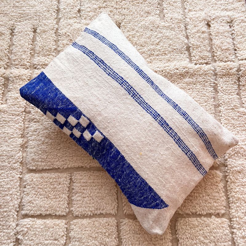 Olá Lindeza | Flatweave wool pillow 65 x 40 cm - indigo blue - Handmade in Morocco