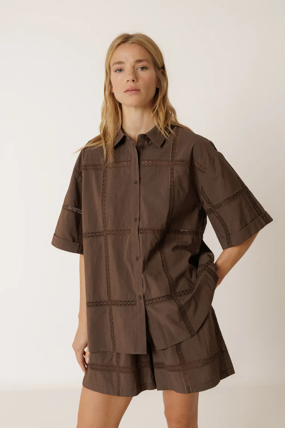 Indi &amp; Cold | LAST ONE in M - Lace poplin shirt dark brown - organic cotton woven