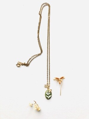 The  meadow green daisy necklace