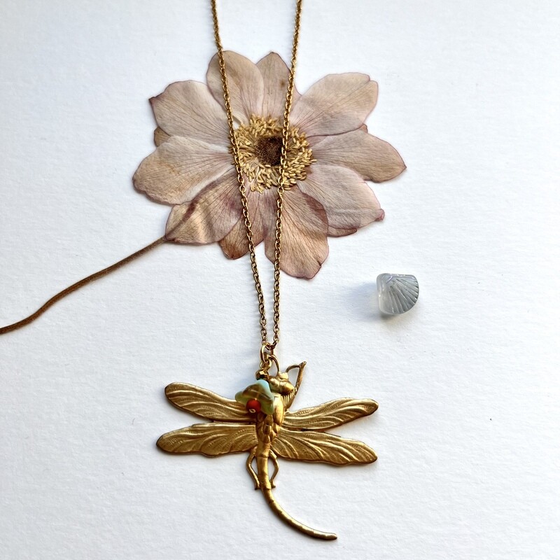 Twisted dragonfly ballchain
