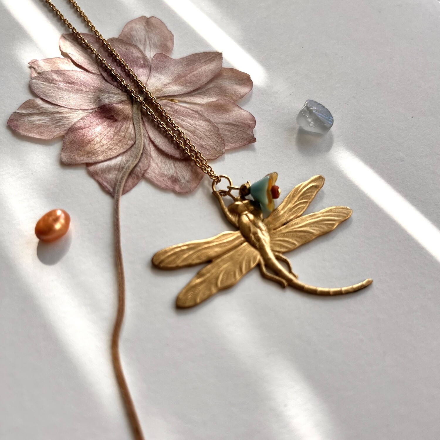 Twisted dragonfly ballchain