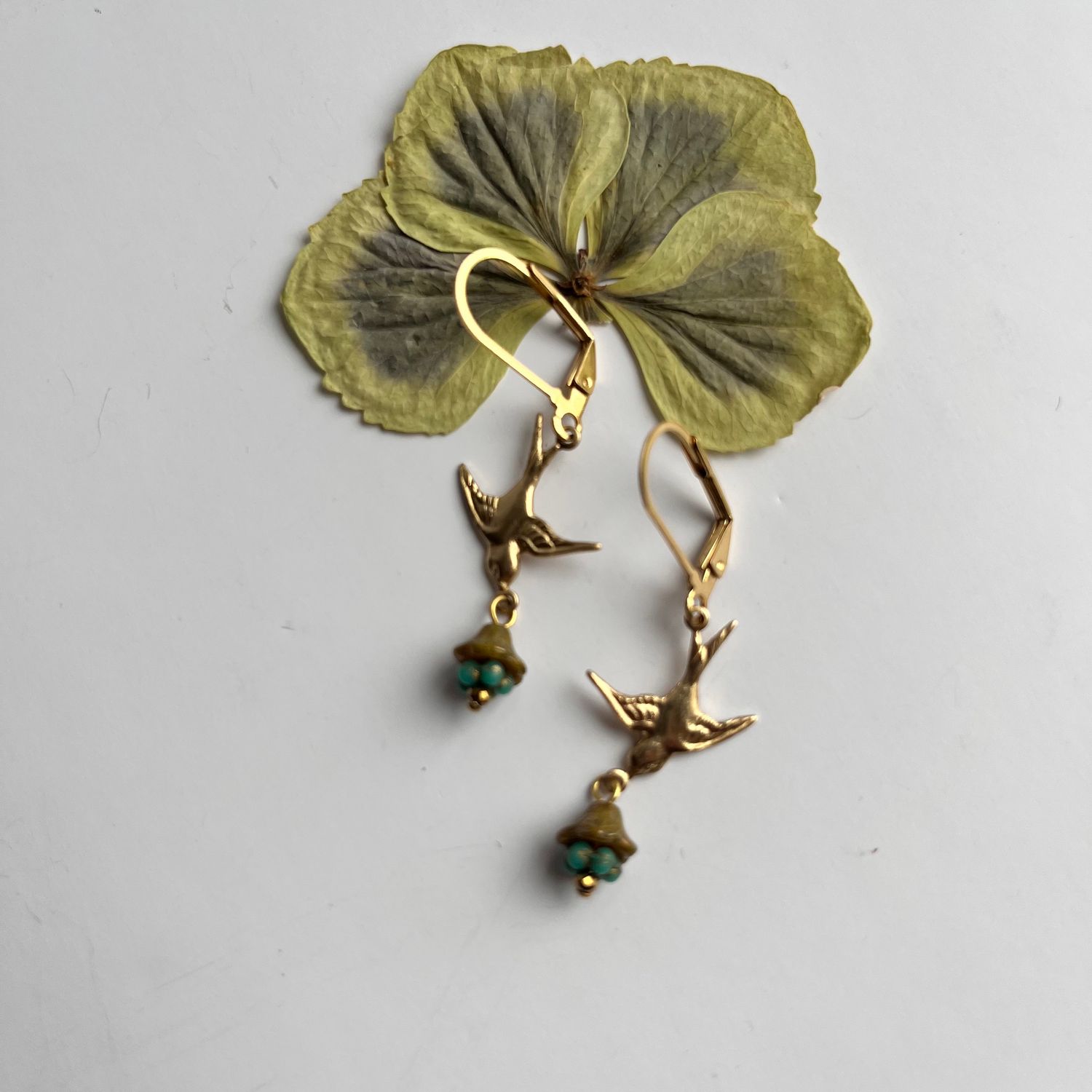 Flying swallows green flower cup earrings