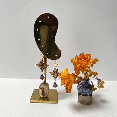 The flower cup bee earrings