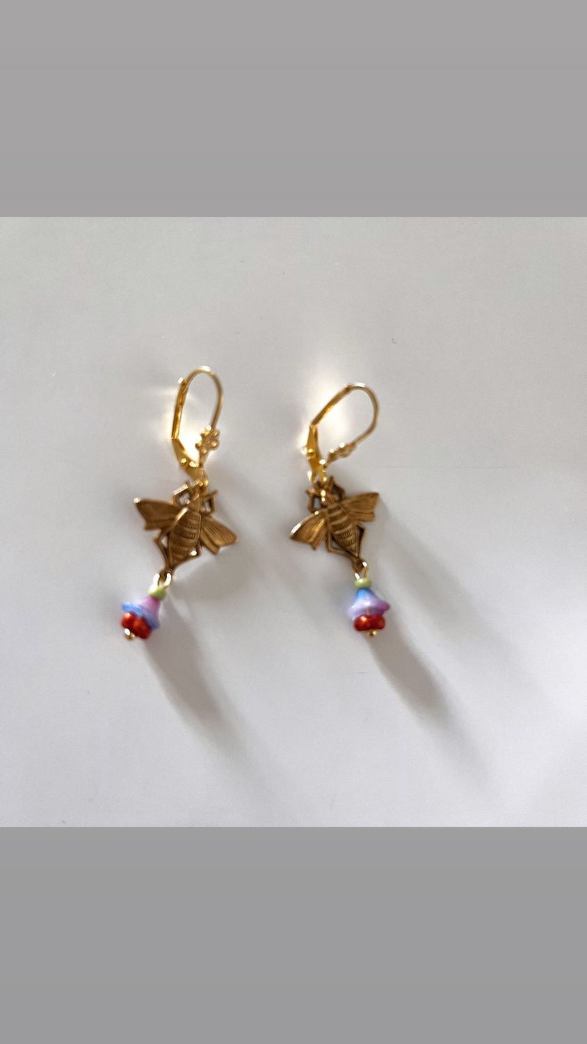 The flower cup bee earrings