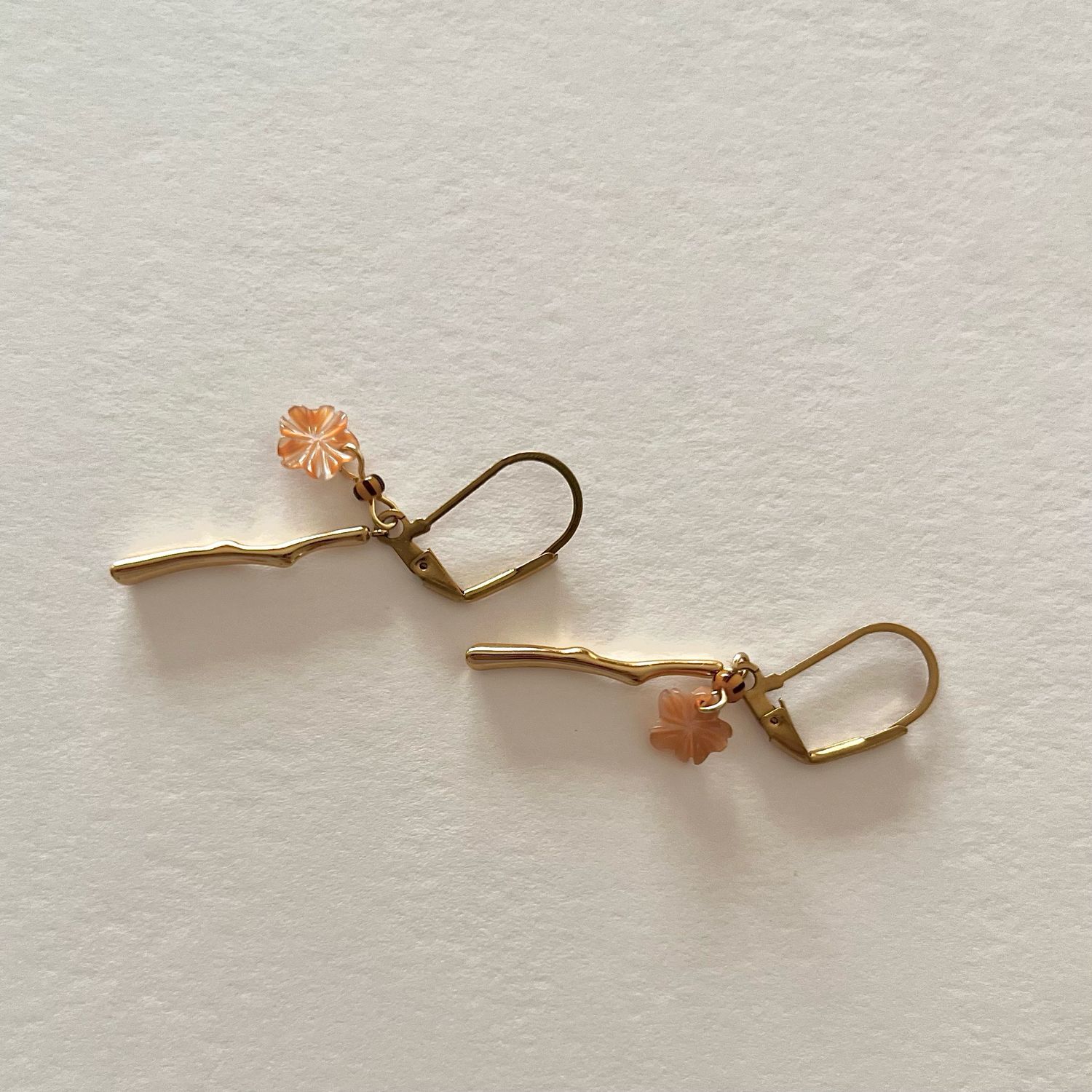Twig/ takje &amp; mother of pearl flower earrings