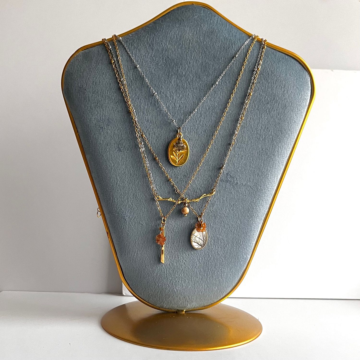 Twig/ takje &amp; mother of pearl flower necklace