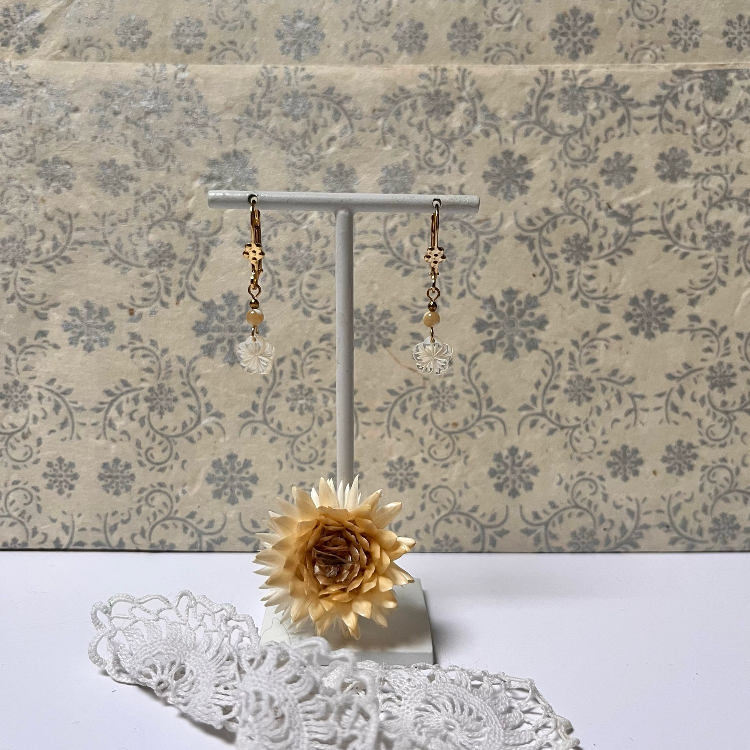 Mother of pearl flower earrings