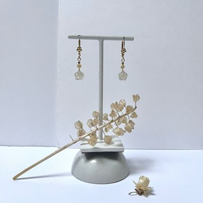 Mother of pearl flower earrings