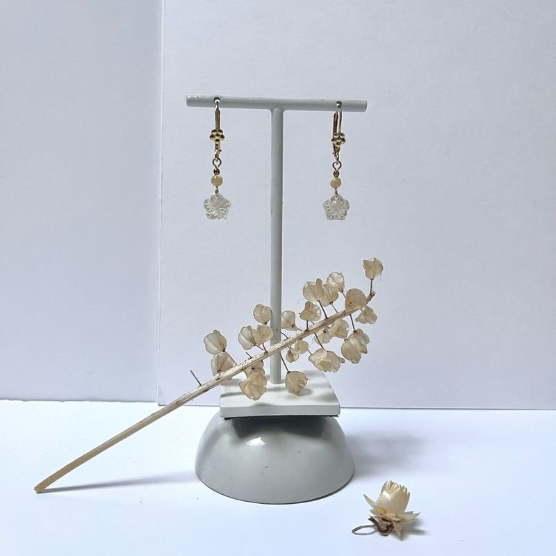 Mother of pearl flower earrings