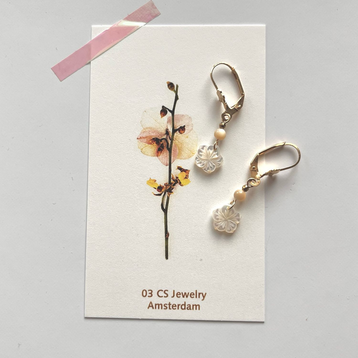 Mother of pearl flower earrings
