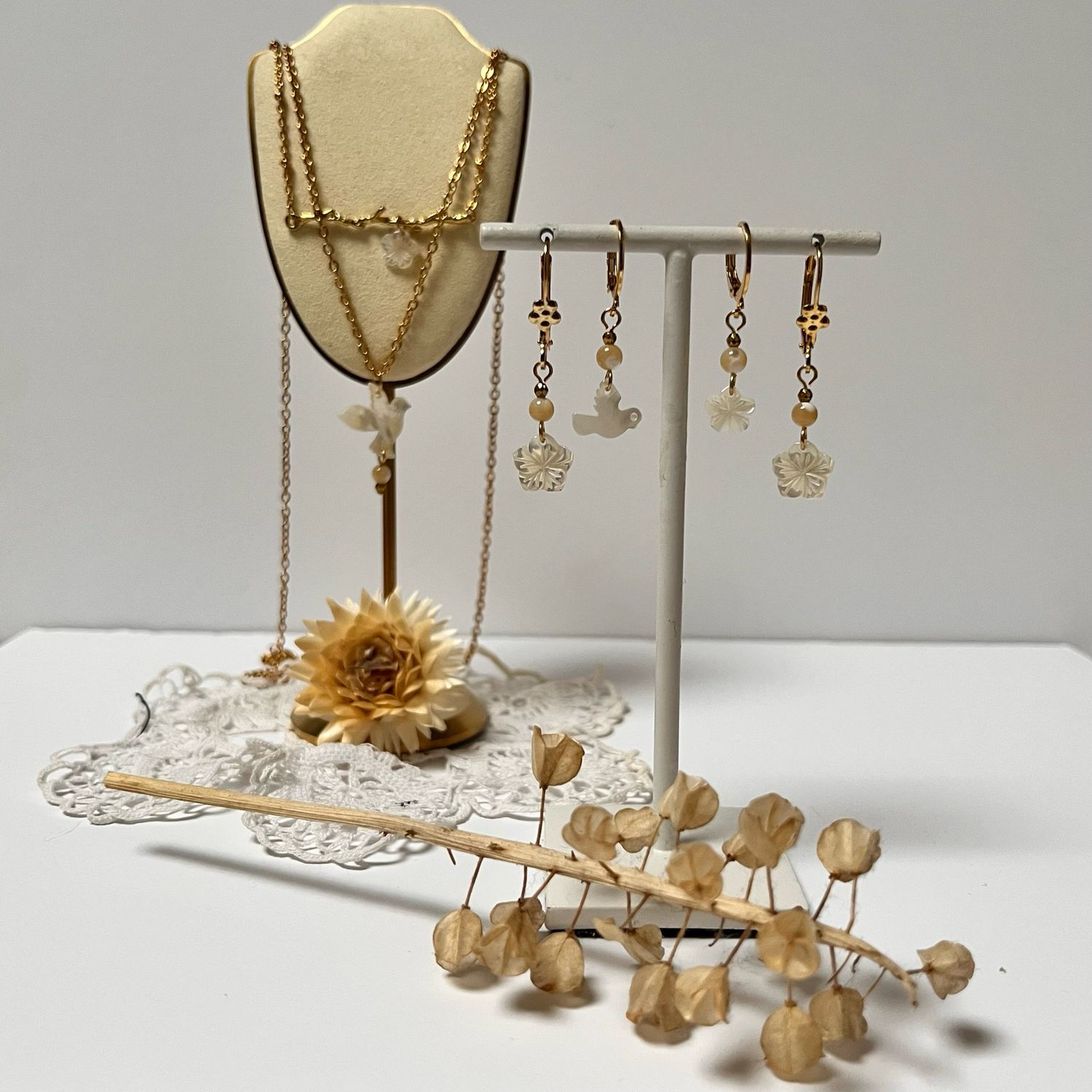 Mother of pearl flower earrings