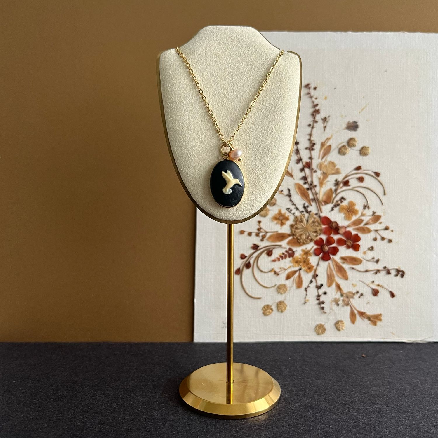 Cameo hummingbird caramel necklace