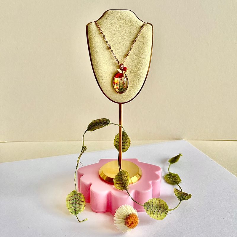 Cameo poppy &amp; petit bee necklace