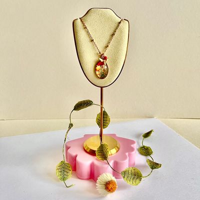 Cameo poppy &amp; petit bee necklace