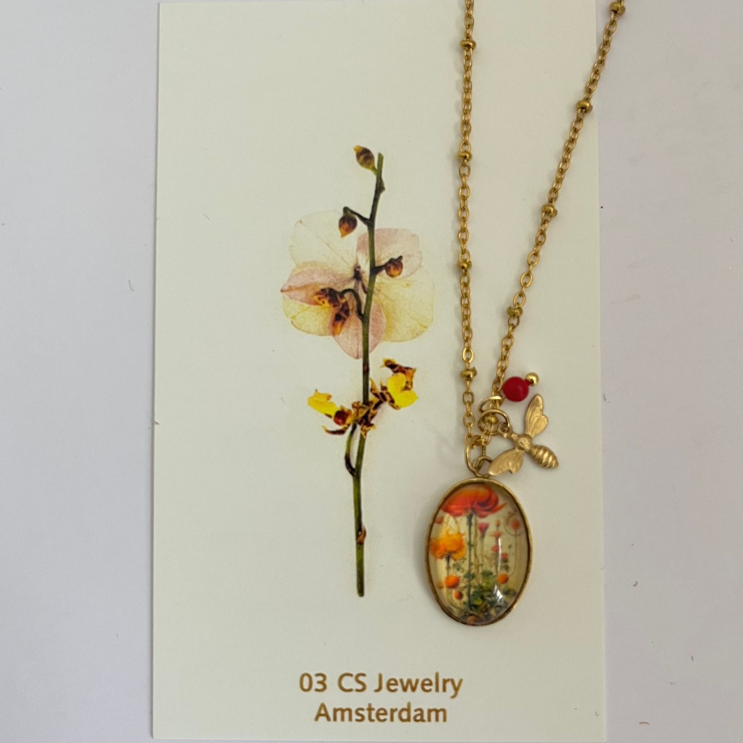 Cameo poppy &amp; petit bee necklace