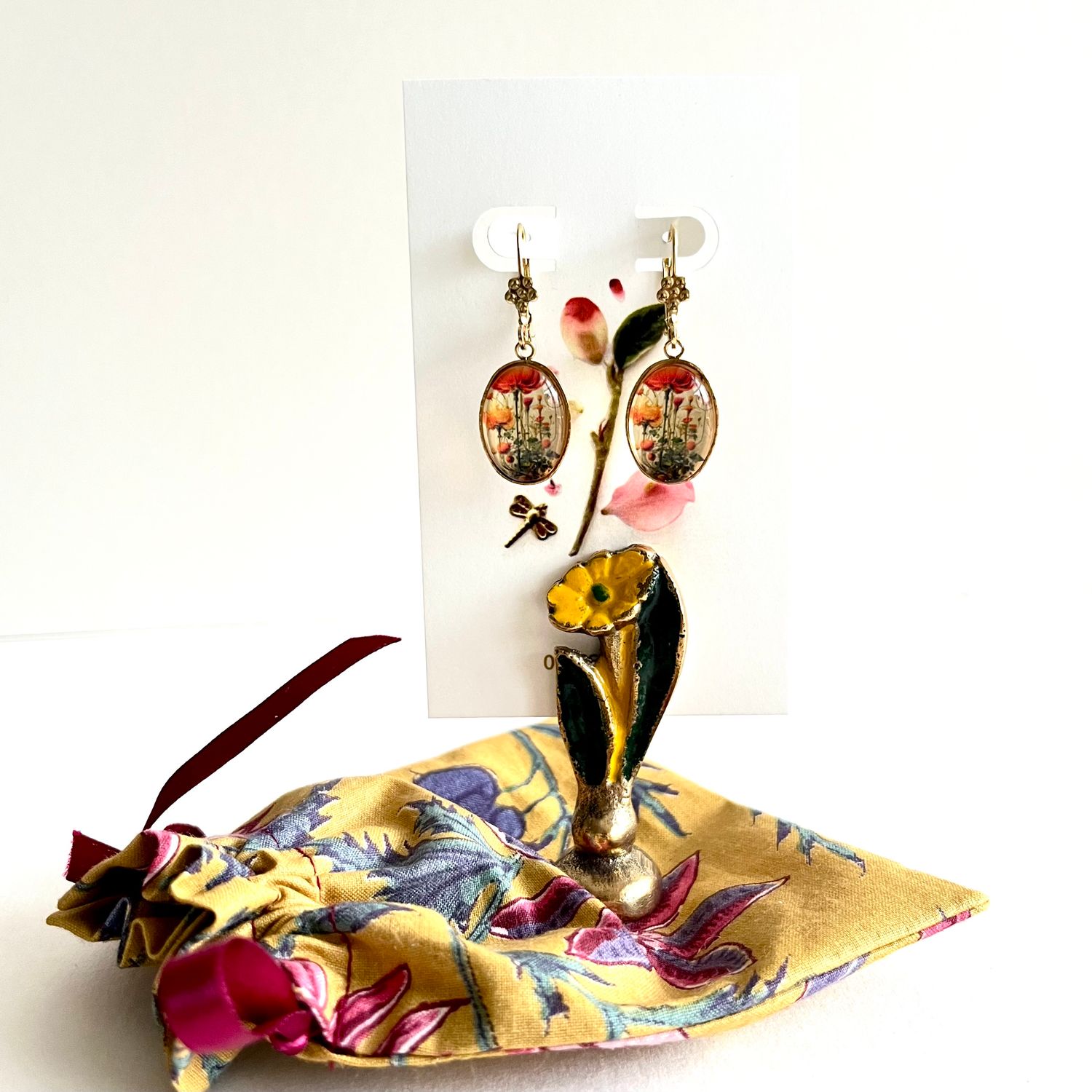 Cameo poppy &amp; petit bee necklace