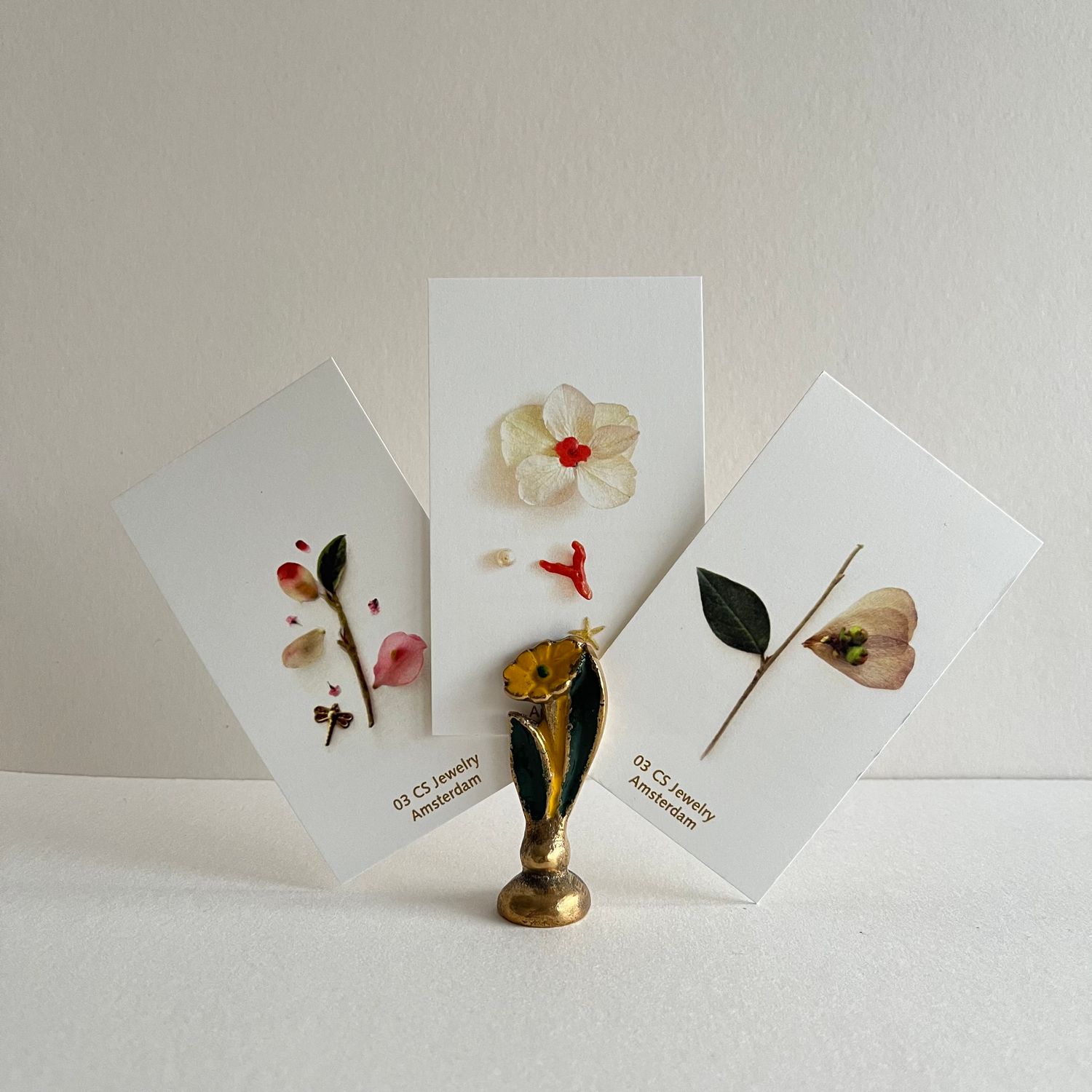 Cameo poppy &amp; petit bee necklace