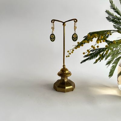 Cameo meadow green daisy earrings