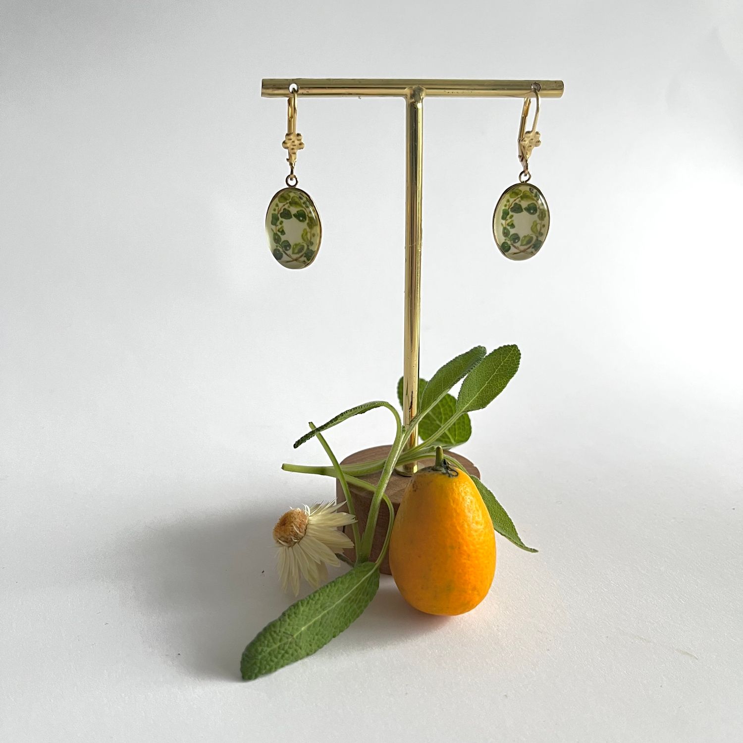 Cameo Ivy &amp; flying swallow necklace