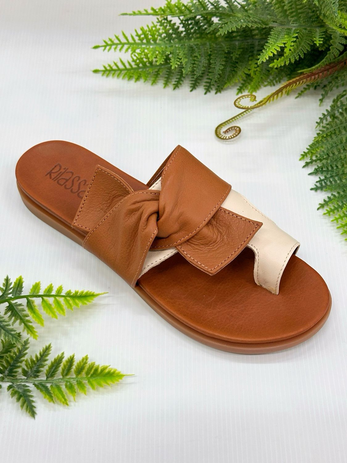 Rilassare- Brie, swan/tan