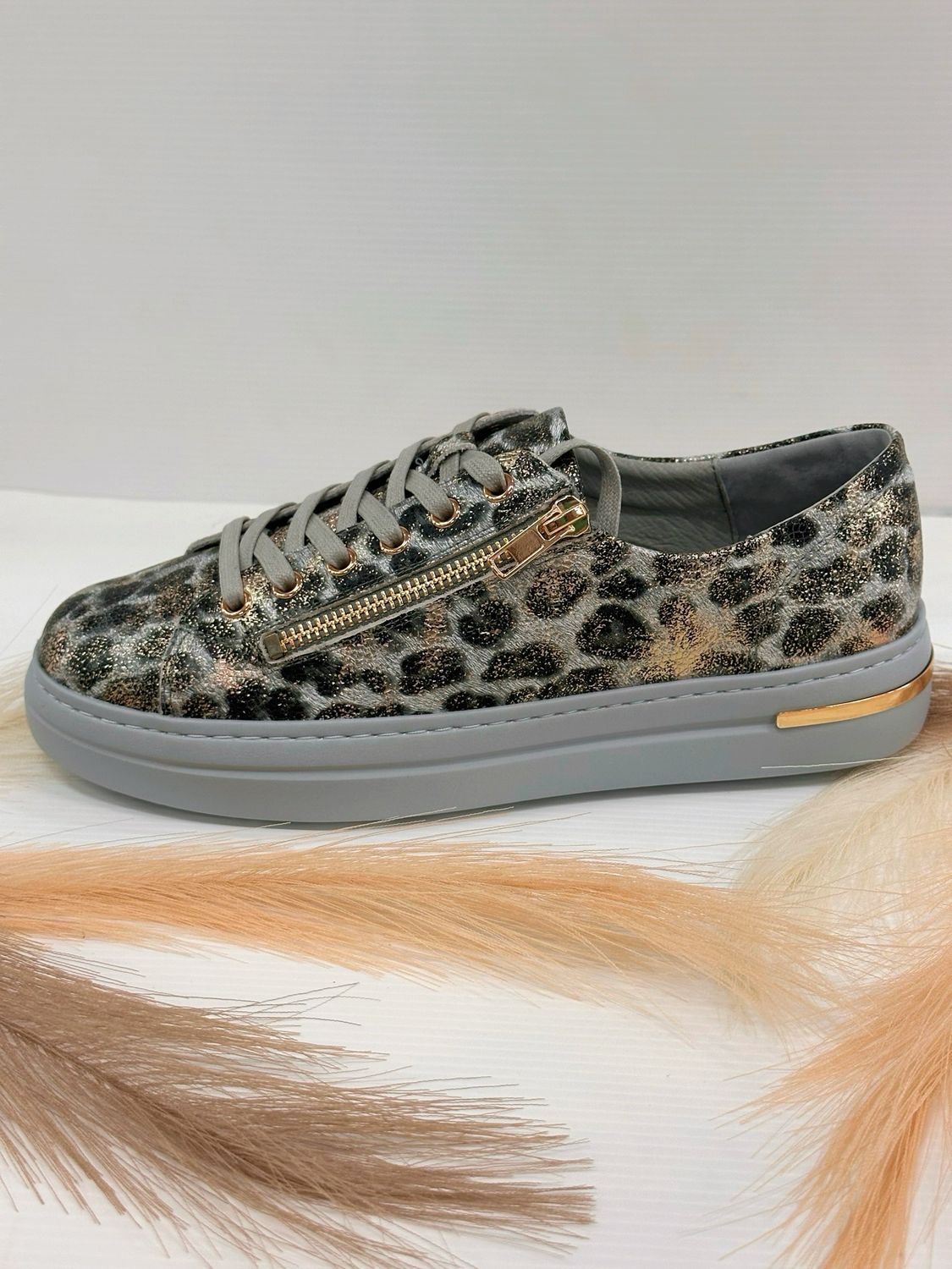 Django &amp; Juliette- Wovi