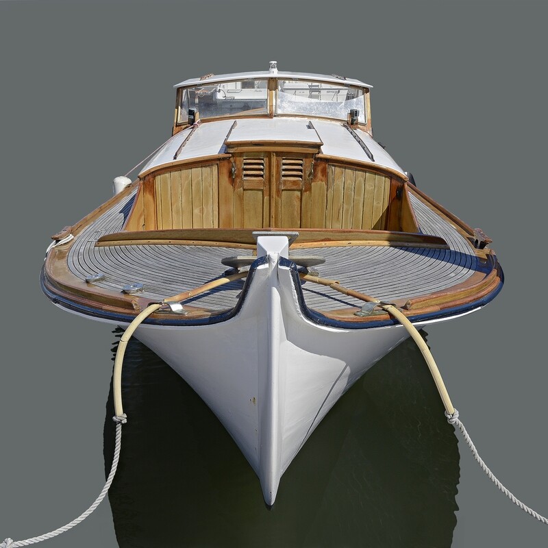 Pinasse blanche au port (grand format)