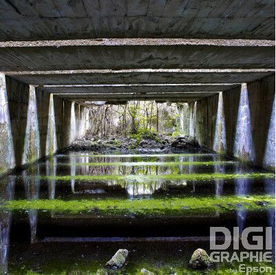 Base sous-marine, reflets aux rochers