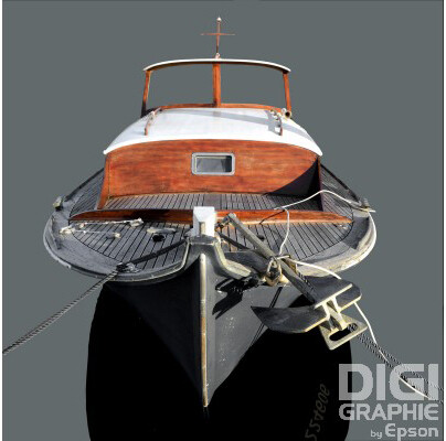 Pinasse grise amarrée au port (grand format)