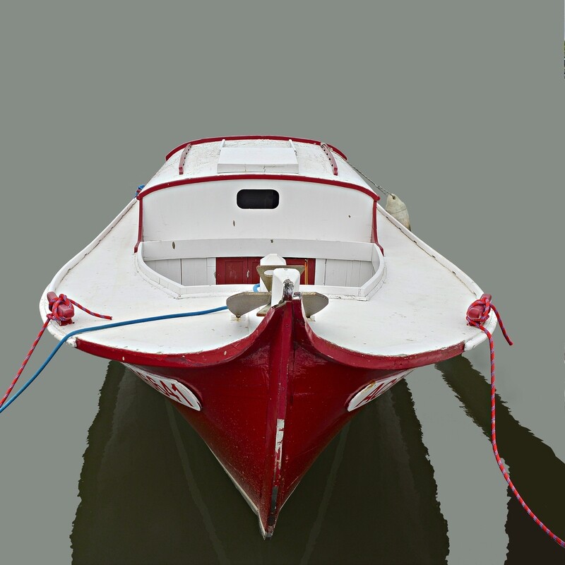 Pinasse rouge et blanche amarrée au port (format moyen)