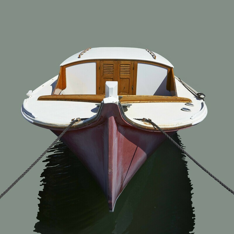 Pinasse mauve amarrée au port (format moyen)