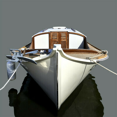 Pinasse beige clair amarrée au port (format moyen)