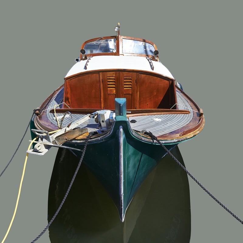 Pinasse vert bouteille amarrée au port (format moyen)