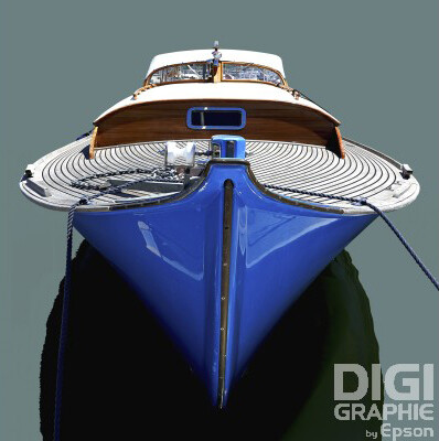 Pinasse bleue amarrée au port (format moyen)