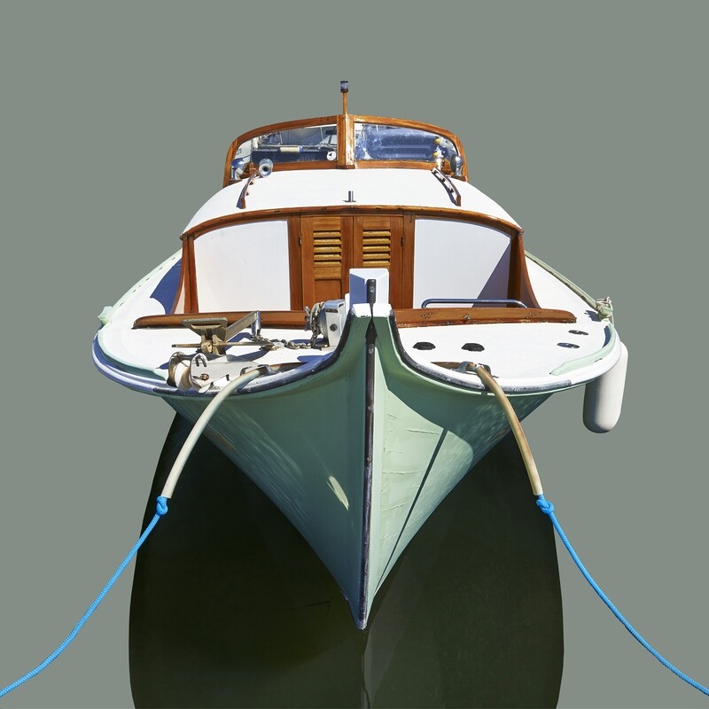 Pinasse verte amarrée au port (format moyen)