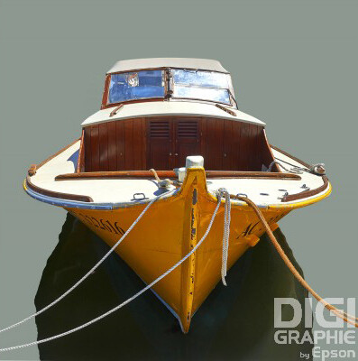 Pinasse jaune amarrée au port (format moyen)