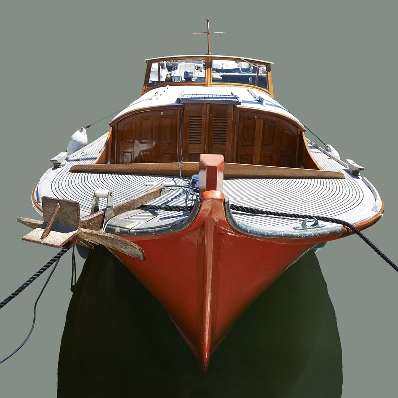 Pinasse rouge amarrée au port (format moyen)