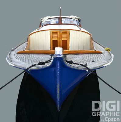 Pinasse bleue amarrée au port (format moyen)