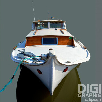 Pinasse blanche amarrée au port (grand format) Pinasse blanche amarrée au port (grand format)