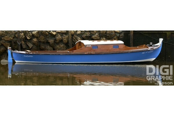 Pinasse bleue amarrée au port de casse