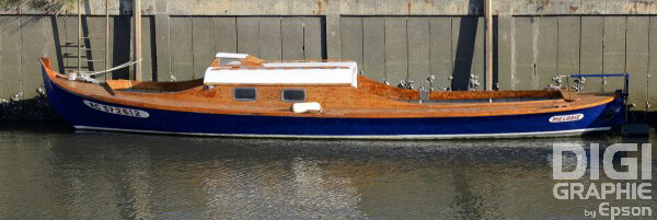 Pinasse orange amarrée au port ostréicole