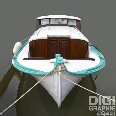 Pinasse blanche et verte amarrée au port (grand format)