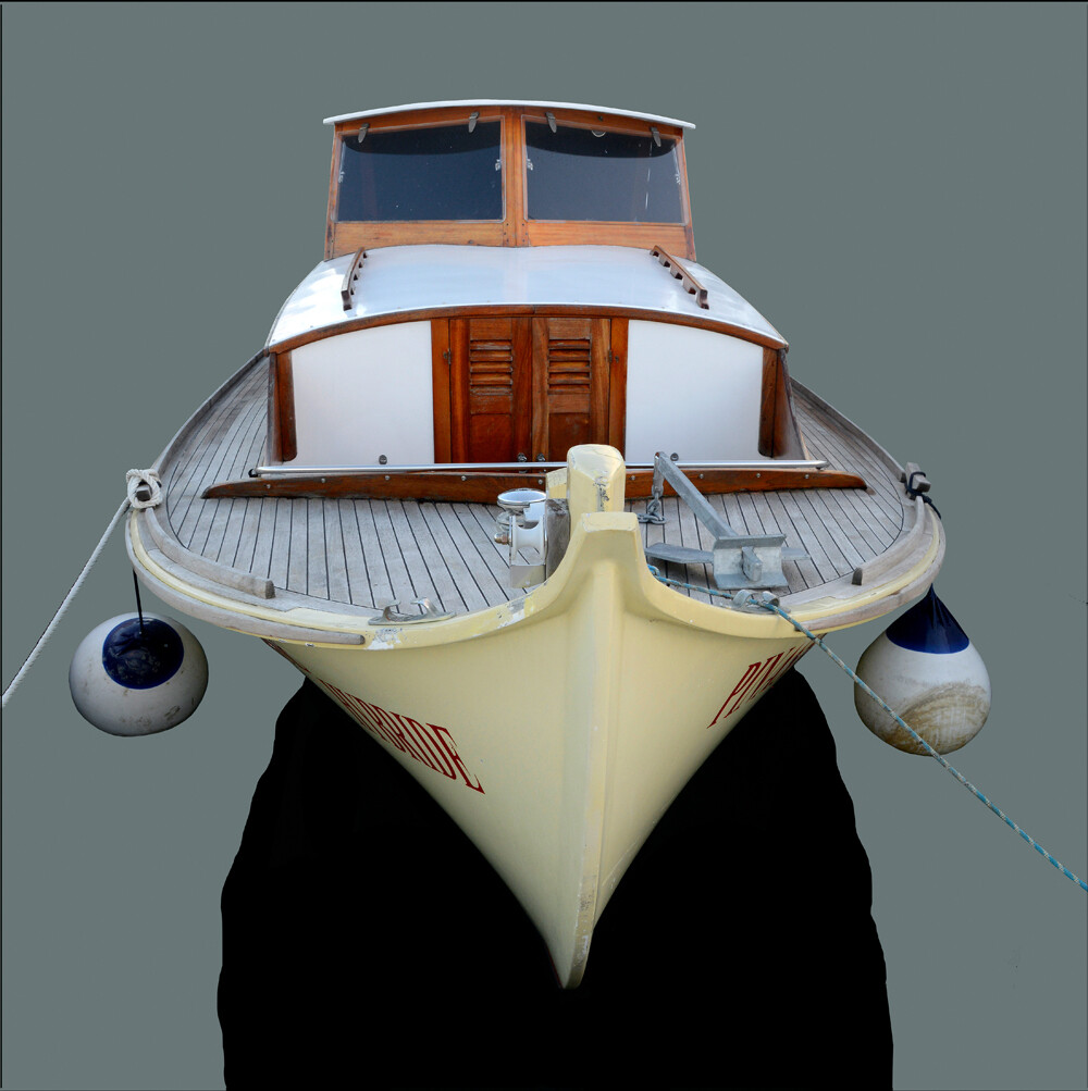 Pinasse beige amarrèe au port (grand format)