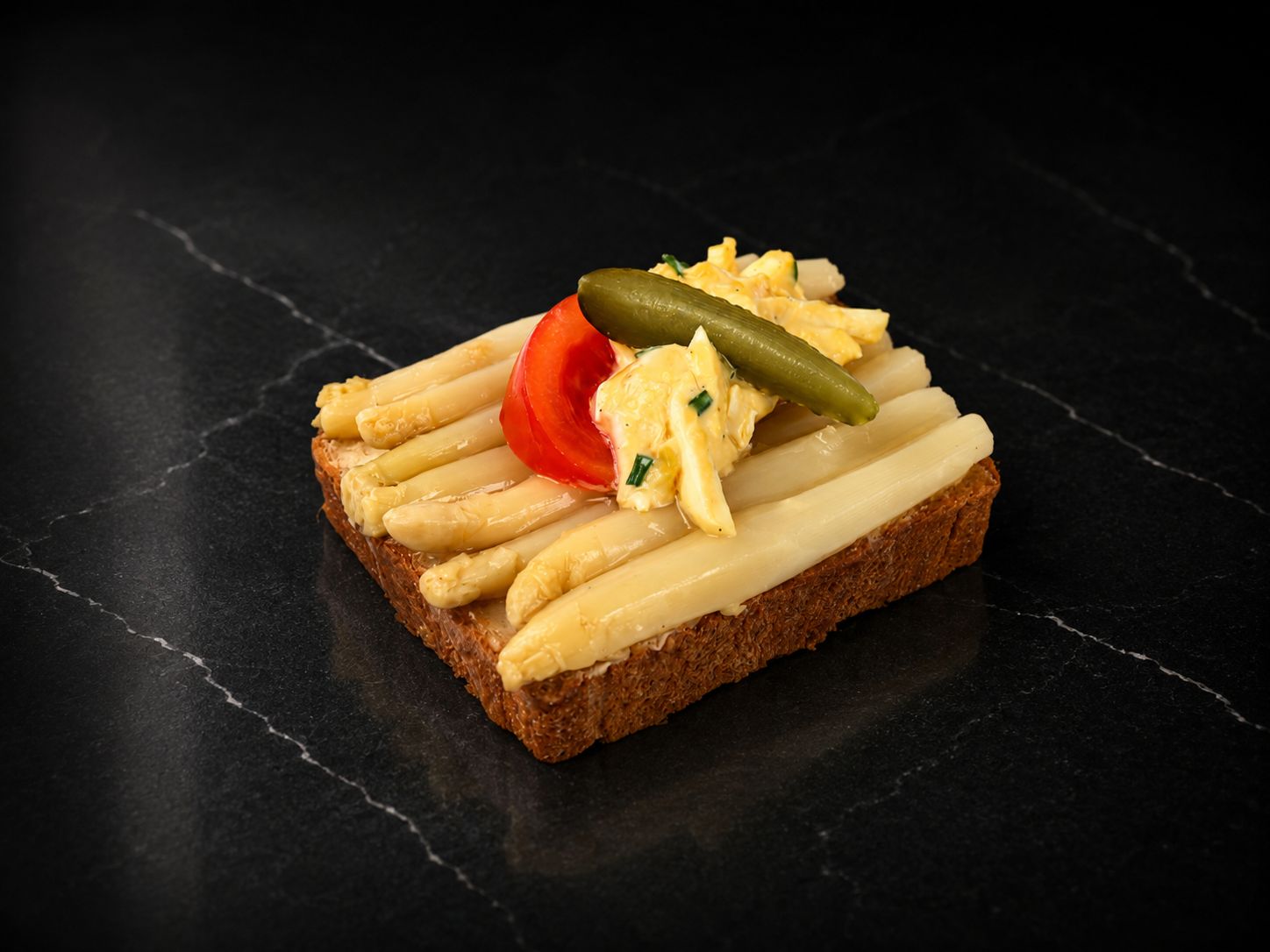 Belegtes Brötchen Spargel